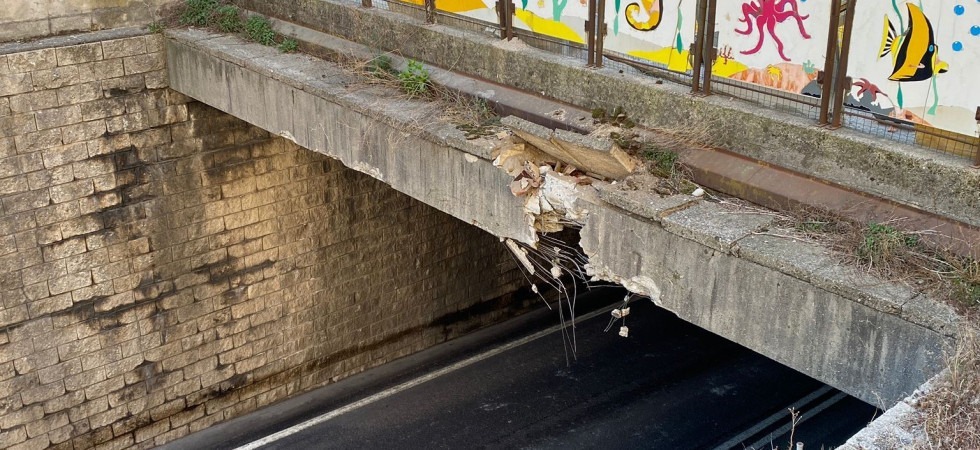 Il camion che trasporta l’escavatore urta il viadotto e lo danneggia: gravi disagi alla viabilità sulla Gardesana